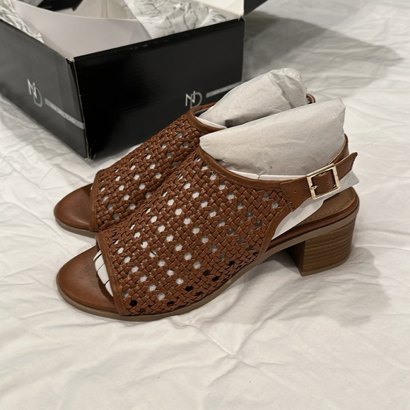 NWT! Woven Pattern Heeled Sandals - Picture 1 of 4